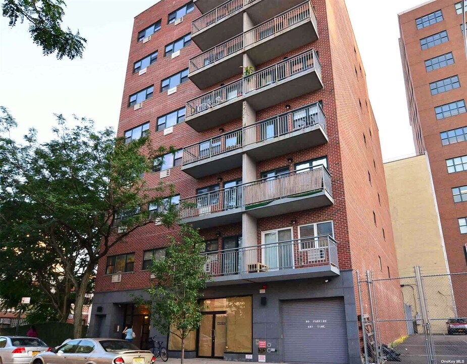 27-16 41st Ave-Unit -3D in Queens, NY - Building Photo