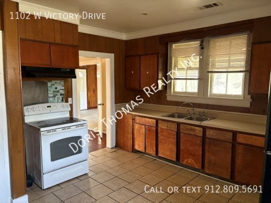 1102 W Victory Dr in Savannah, GA - Building Photo - Building Photo
