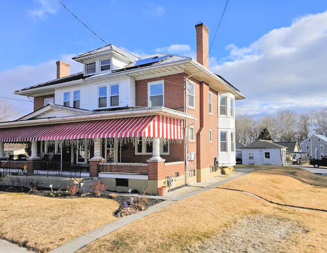 324 S Broad St in Myerstown, PA - Foto de edificio - Building Photo