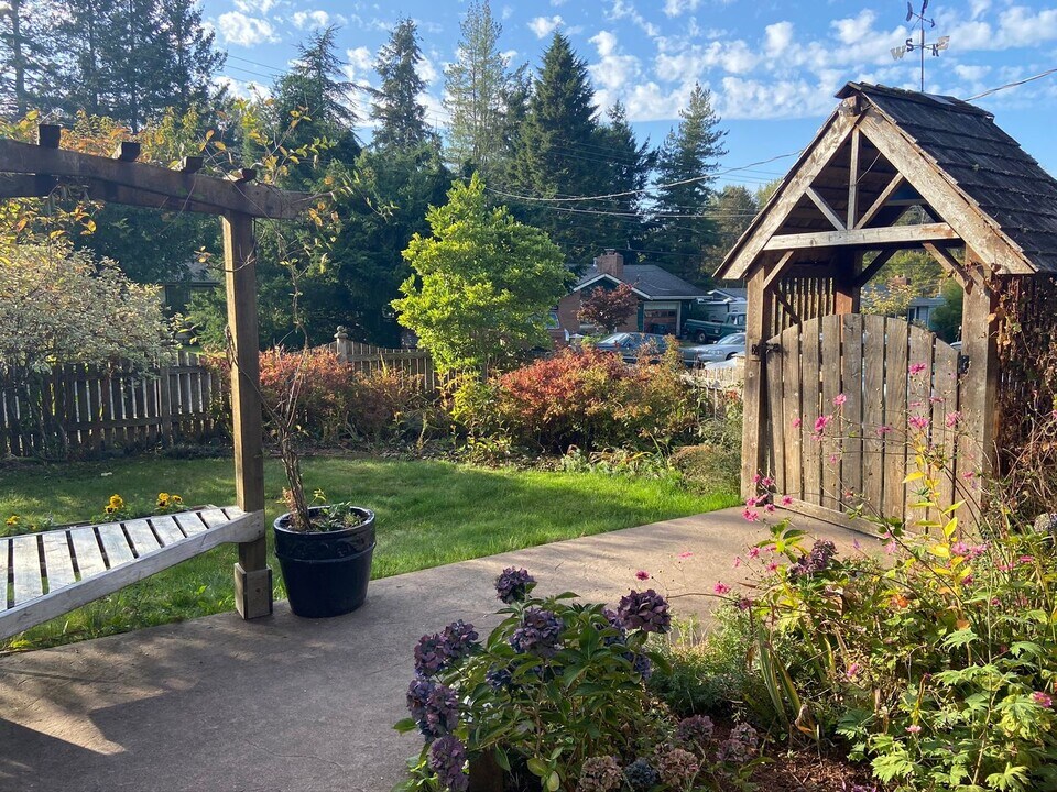 1300 Kenoyer Dr in Bellingham, WA - Building Photo