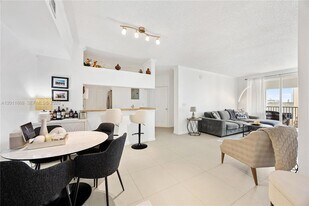 17100 N Bay Rd, Unit 1810 in Sunny Isles Beach, FL - Building Photo