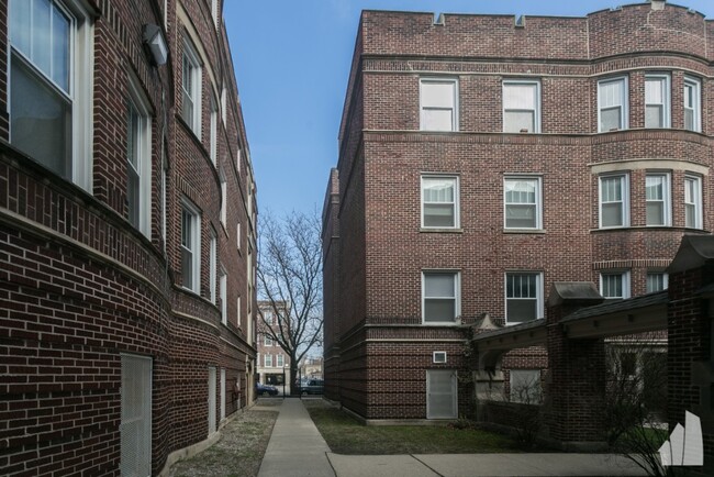 property at 5200 N Damen Ave
