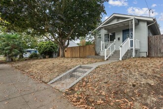 927 N Watts St in Portland, OR - Building Photo - Building Photo