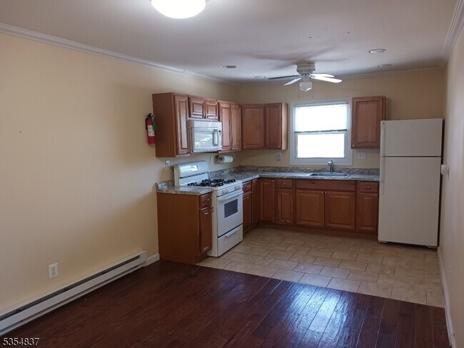 571 Bloomfield Ave in Montclair, NJ - Building Photo - Building Photo