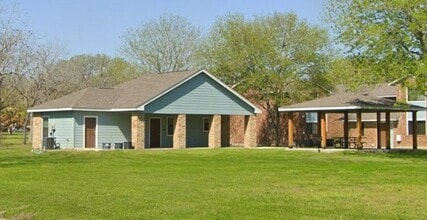 106 Walnut St in Hallettsville, TX - Building Photo - Building Photo