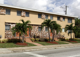 2 Phoenetia Ave in Coral Gables, FL - Foto de edificio - Building Photo