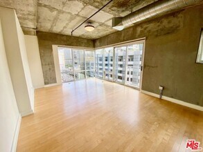 645 W 9th St in Los Angeles, CA - Building Photo - Building Photo