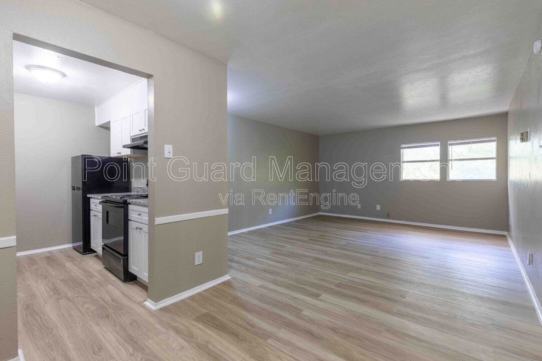 4594 W Kiest Blvd in Dallas, TX - Building Photo