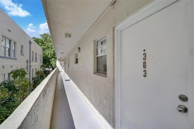 1615 Meridian Ave, Unit 303 in Miami Beach, FL - Building Photo - Building Photo