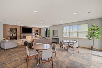 The Woodlands Apartments in Menomonee Falls, WI - Foto de edificio - Building Photo