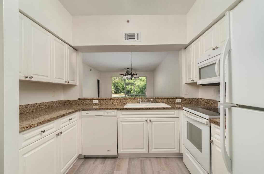 3245 Cypress Glen Way in Naples, FL - Building Photo