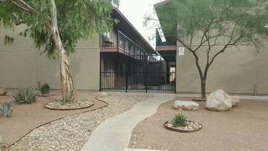 Geronimo Place in Tucson, AZ - Building Photo - Building Photo