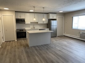Cedarwood Estates Apartments in Willoughby, OH - Building Photo