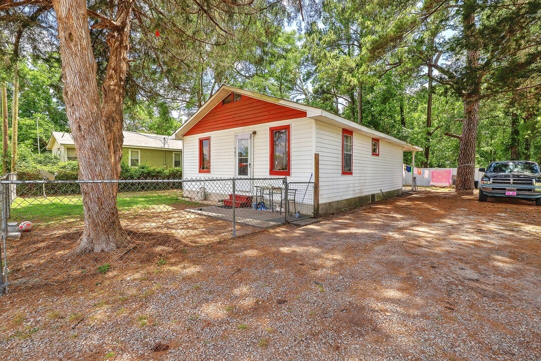 705 & 717 Dorsey St in Walterboro, SC - Foto de edificio