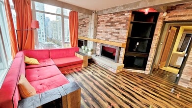 480 Robson St in Vancouver, BC - Building Photo - Building Photo