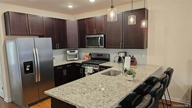 260 W Main St, Unit 9 in Goshen, NY - Foto de edificio - Building Photo