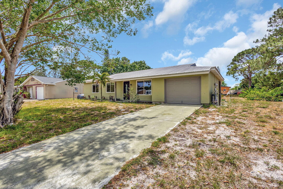 413 SW Kentwood Rd in Port St. Lucie, FL - Foto de edificio