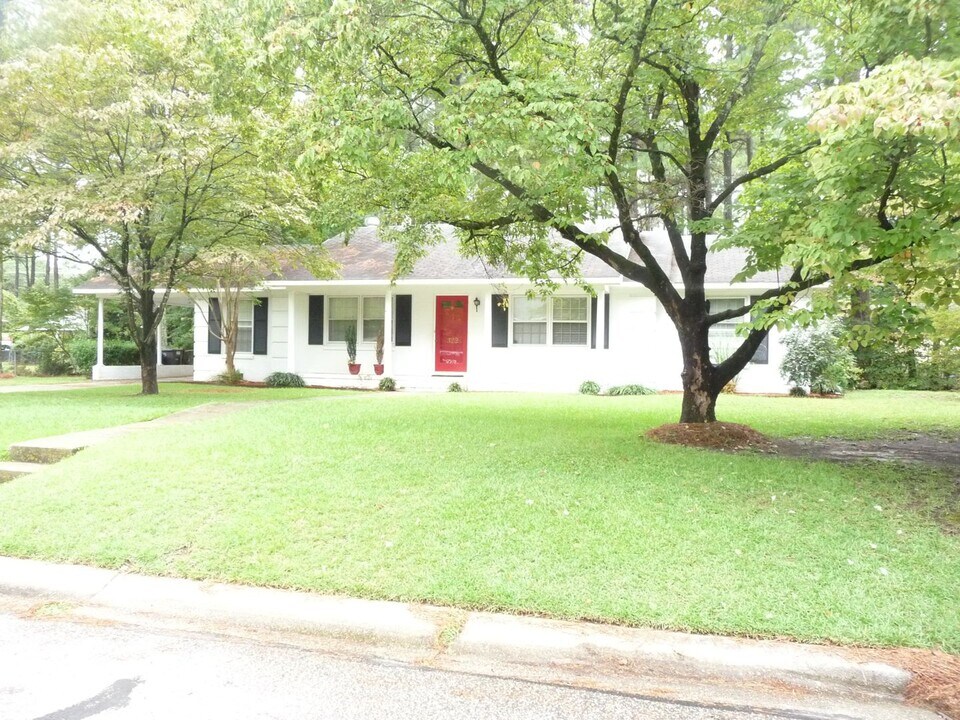 322 Kirkwood Dr in Fayetteville, NC - Building Photo