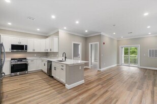 10100 S Willow St in Manchester, NH - Building Photo