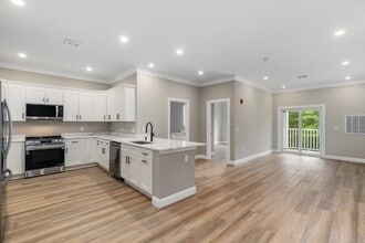 10100 S Willow St in Manchester, NH - Building Photo - Building Photo