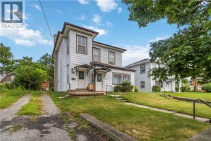 161 Maple St in Simcoe, ON - Building Photo