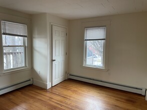 6 York St, Unit #3 in Augusta, ME - Foto de edificio - Building Photo