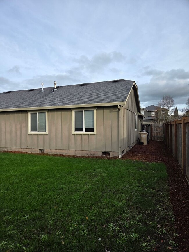 4232 SE Chartwell St in Albany, OR - Building Photo - Building Photo