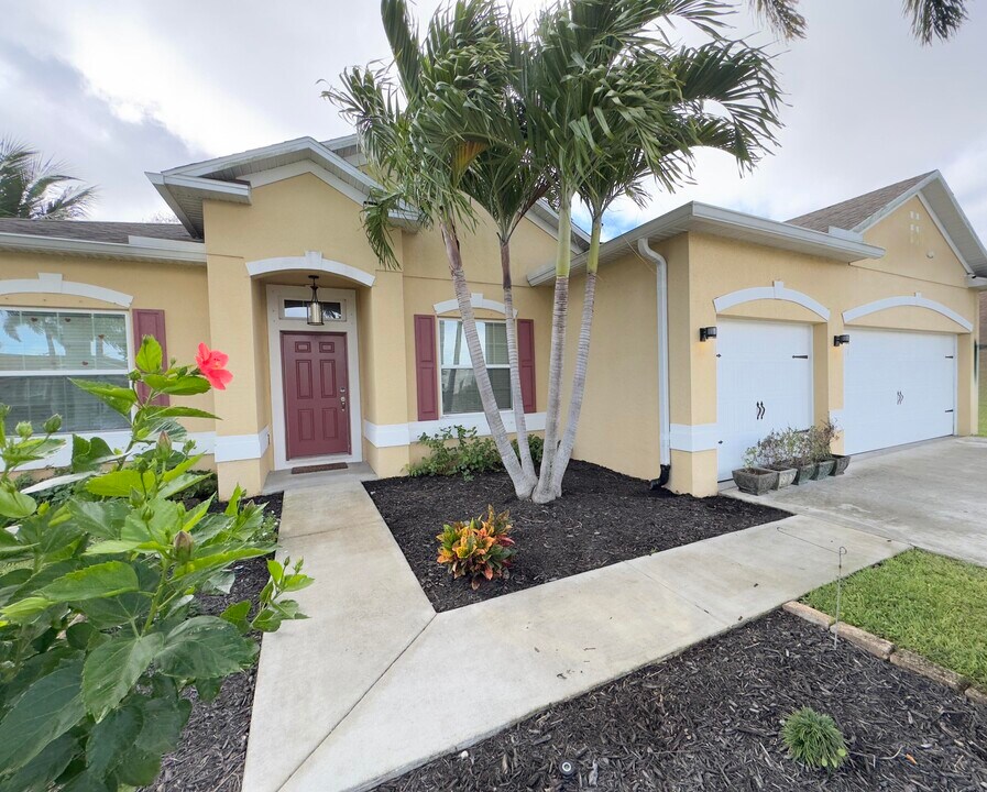 520 SW Dailey Ave in Port St. Lucie, FL - Building Photo