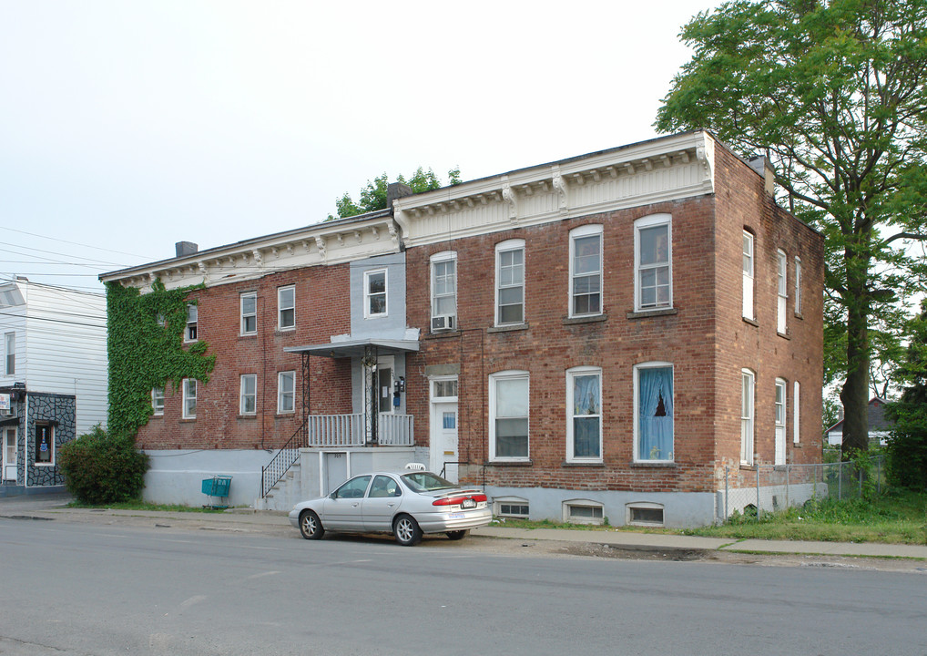 205-209 25th St in Watervliet, NY - Building Photo