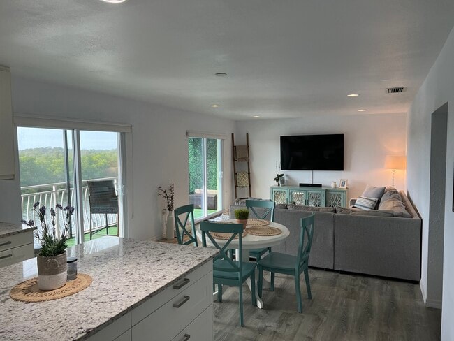 8815 Bay Pointe Dr, Unit C205 in Tampa, FL - Foto de edificio - Building Photo