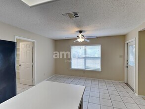 16635 Blanco Ky in San Antonio, TX - Building Photo - Building Photo
