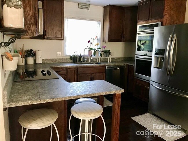 501 Vista Grande Cir in Charlotte, NC - Building Photo - Building Photo