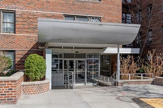 3130 Grand Concourse in Bronx, NY - Foto de edificio - Building Photo