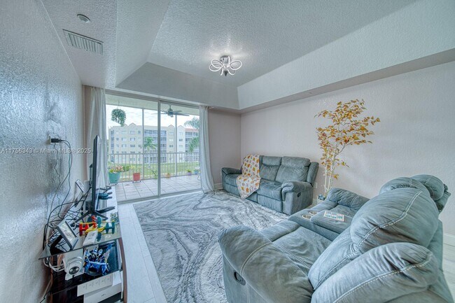 10700 NW 66th St, Unit 309 in Doral, FL - Foto de edificio - Building Photo