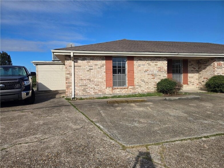 901 W Genie St in Chalmette, LA - Building Photo