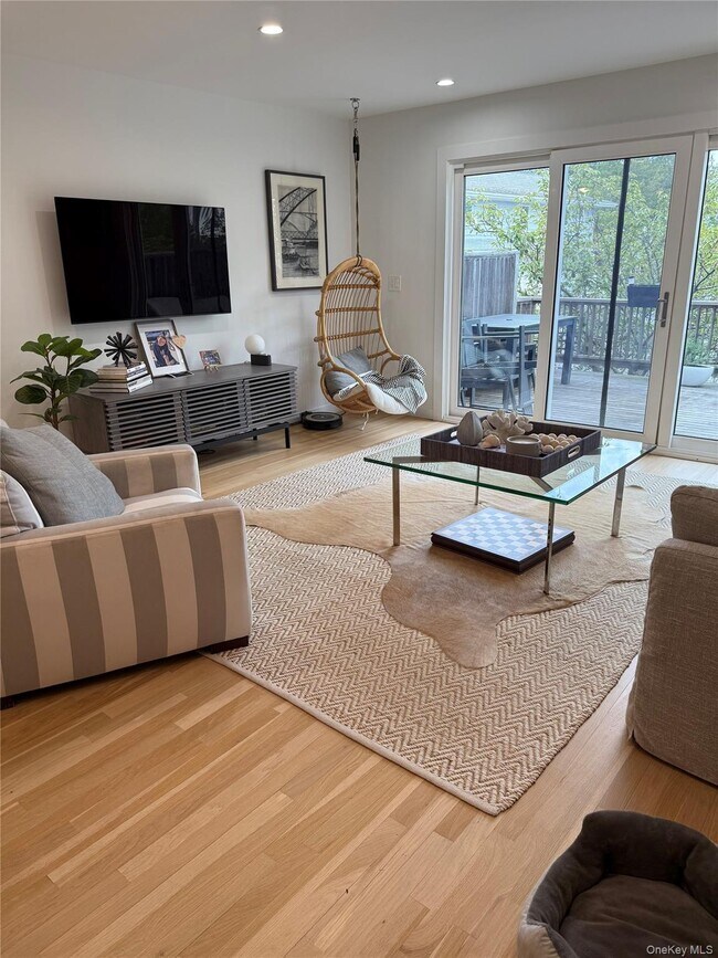 3041 Mitchell Rd in Westhampton Beach, NY - Building Photo - Building Photo