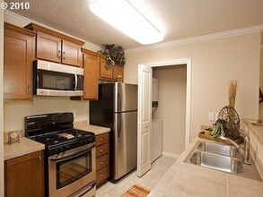 15058 NW Central Dr, Unit 1008 in Portland, OR - Building Photo - Building Photo