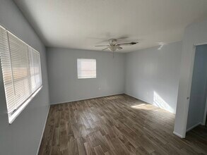 5320 3rd St Ct W in Bradenton, FL - Foto de edificio - Building Photo