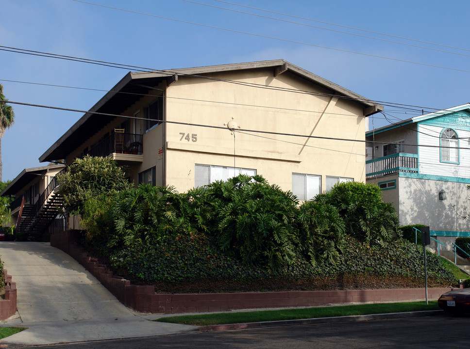 745-747 Venice Way in Inglewood, CA - Building Photo