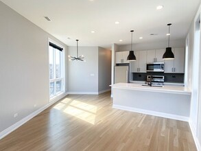 1056 W Cornelia Ave, Unit 203 in Chicago, IL - Foto de edificio - Building Photo