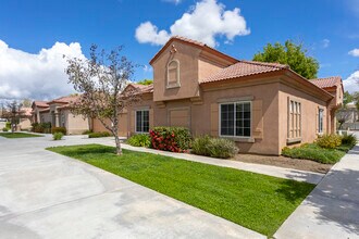 Jasmine Parke in Bakersfield, CA - Foto de edificio - Building Photo