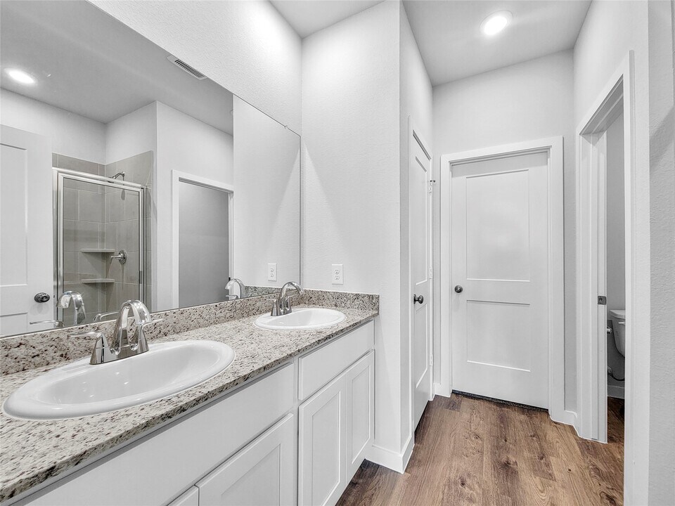 11526 Prosperity Dr in Barrett, TX - Building Photo