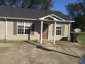 102 B Tennessee Ave in Oak Grove, KY - Building Photo