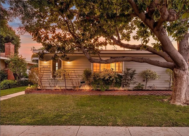 property at 2809 Hackett Ave