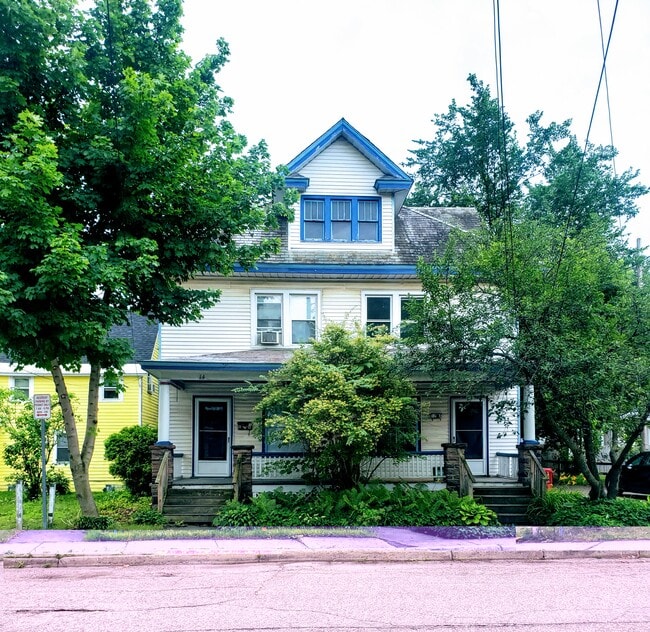 12 Platt St, Unit 12 Platt St Apt B in Winooski, VT - Foto de edificio - Building Photo