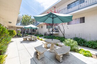 The Palms Apartments in Van Nuys, CA - Foto de edificio - Building Photo