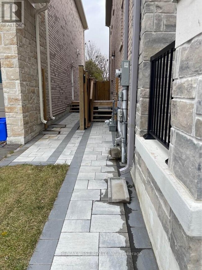 339 Fleetwood Dr in Oshawa, ON - Building Photo - Building Photo