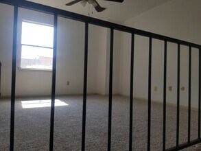12251 W Village Dr, Unit E in Houston, TX - Foto de edificio - Building Photo