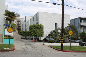 2210 N Beachwood Dr in Los Angeles, CA - Building Photo - Building Photo