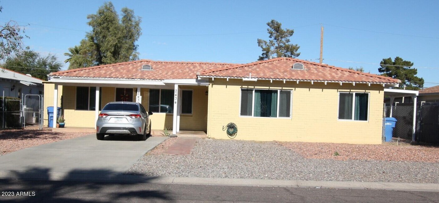 2434 E Clarendon Ave in Phoenix, AZ - Building Photo